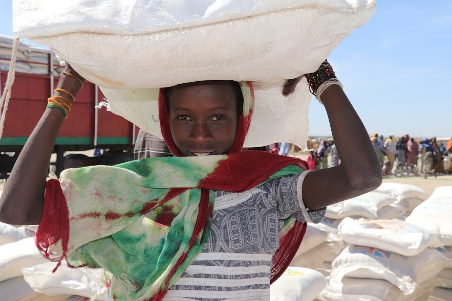 WFP beneficiary receiving her family’s food ration in December 2016 in the Ngala IDP Camp, Borno State, Nigeria. Photo Credit: WFP/Amadou Baraze